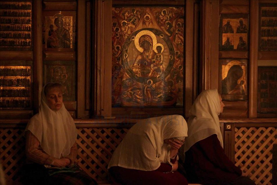 Cristianos ortodoxos rusos asistieron al servicio de pascua en medio de la pandemia