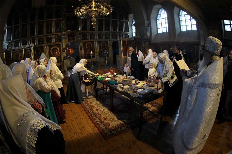 Cristianos ortodoxos rusos asistieron al servicio de pascua en medio de la pandemia