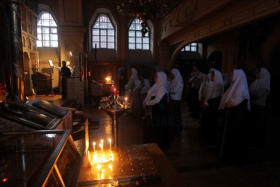 Cristianos ortodoxos rusos asistieron al servicio de pascua en medio de la pandemia
