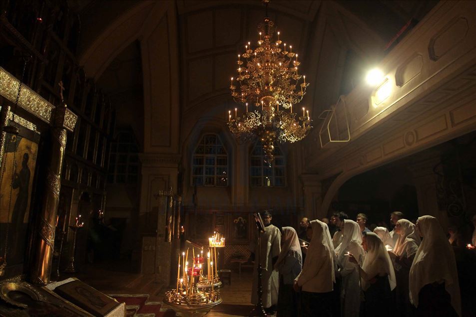 Cristianos ortodoxos rusos asistieron al servicio de pascua en medio de la pandemia