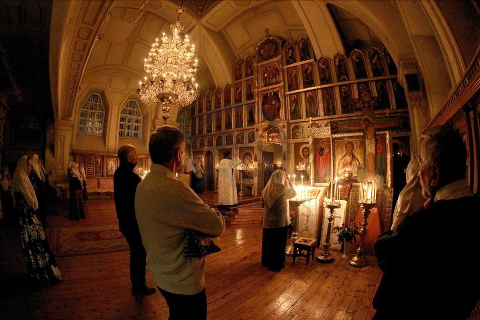 Cristianos ortodoxos rusos asistieron al servicio de pascua en medio de la pandemia