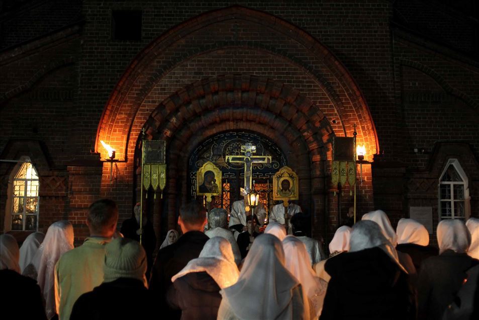Cristianos ortodoxos rusos asistieron al servicio de pascua en medio de la pandemia