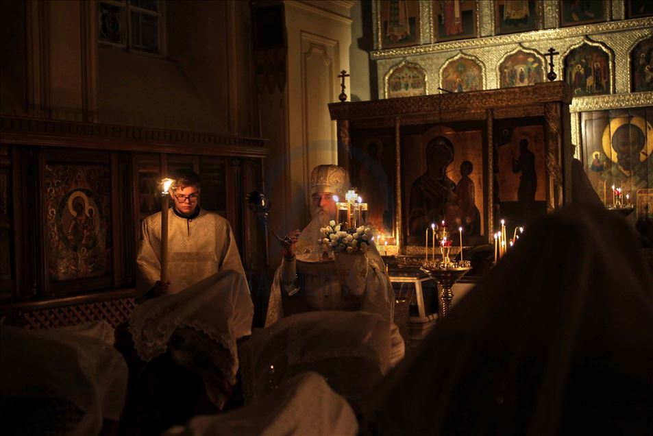 Cristianos ortodoxos rusos asistieron al servicio de pascua en medio de la pandemia