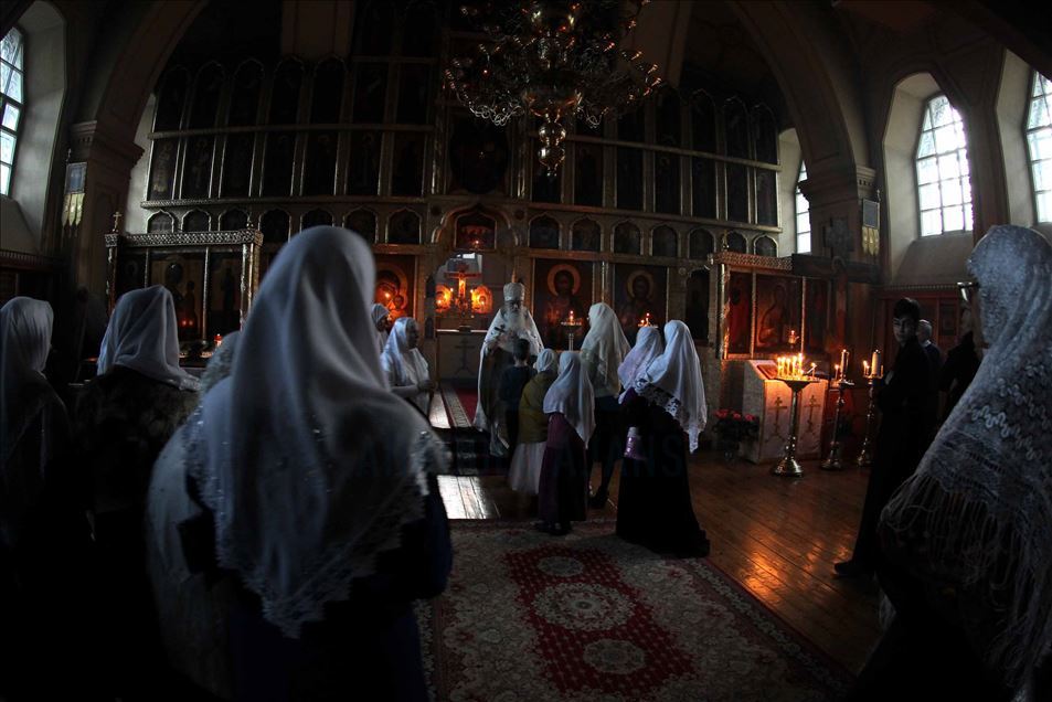 Cristianos ortodoxos rusos asistieron al servicio de pascua en medio de la pandemia