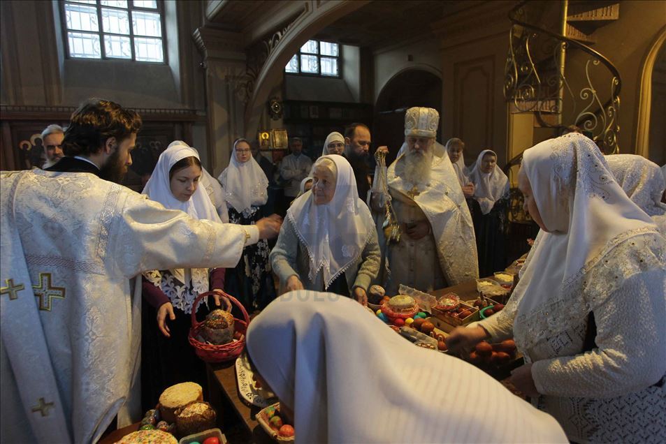 Cristianos ortodoxos rusos asistieron al servicio de pascua en medio de la pandemia
