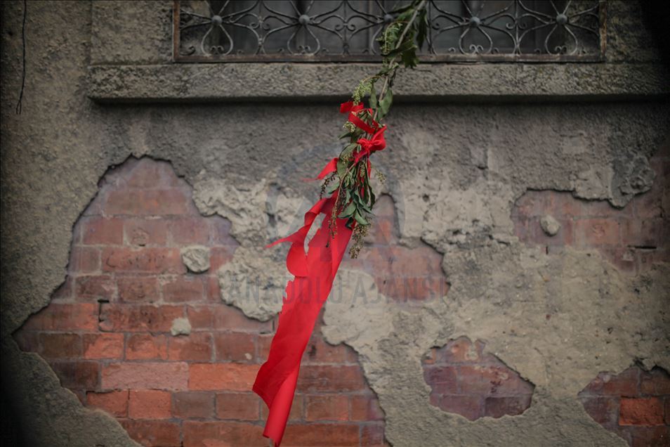 Colombia: Red rags hung on windows to get aid in COVID-19 quarantine ...