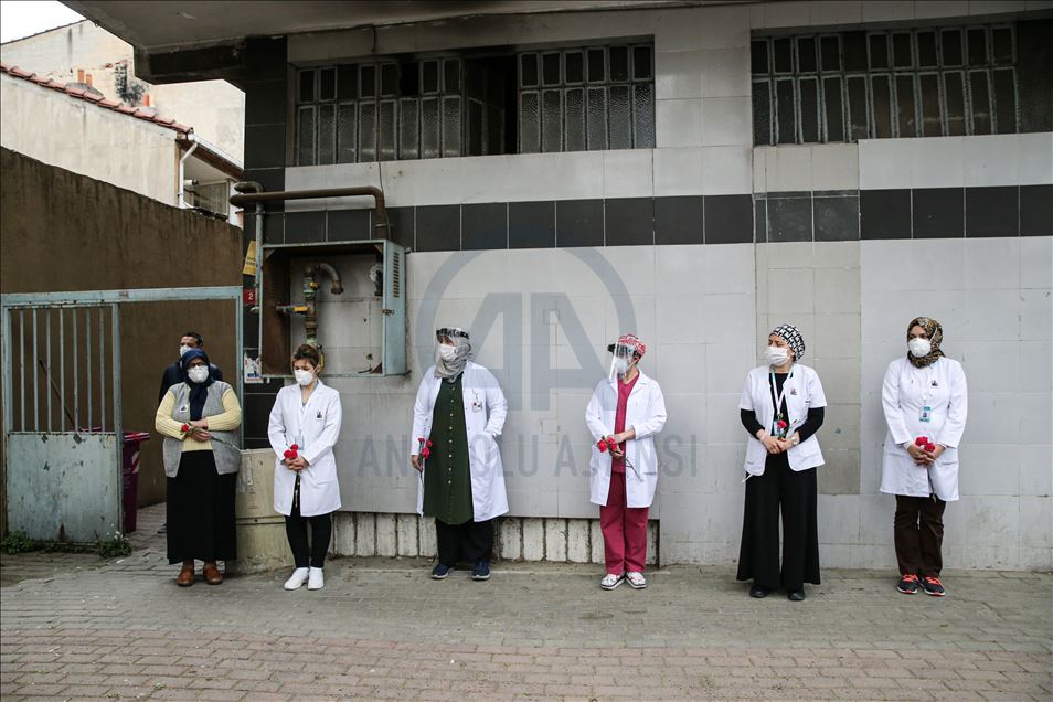 Upacara penghormatan kepada dokter yang tewas akibat Covid-19 di Turki