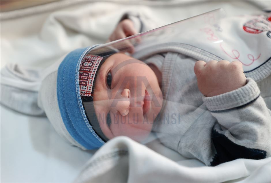 Mierda Familiar irregular Máscaras protectoras faciales para bebés recién nacidos en Turquía -  Agencia Anadolu