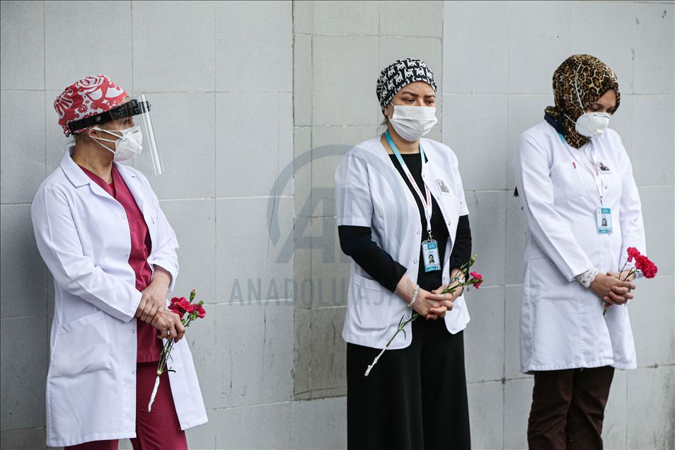 Upacara penghormatan kepada dokter yang tewas akibat Covid-19 di Turki
