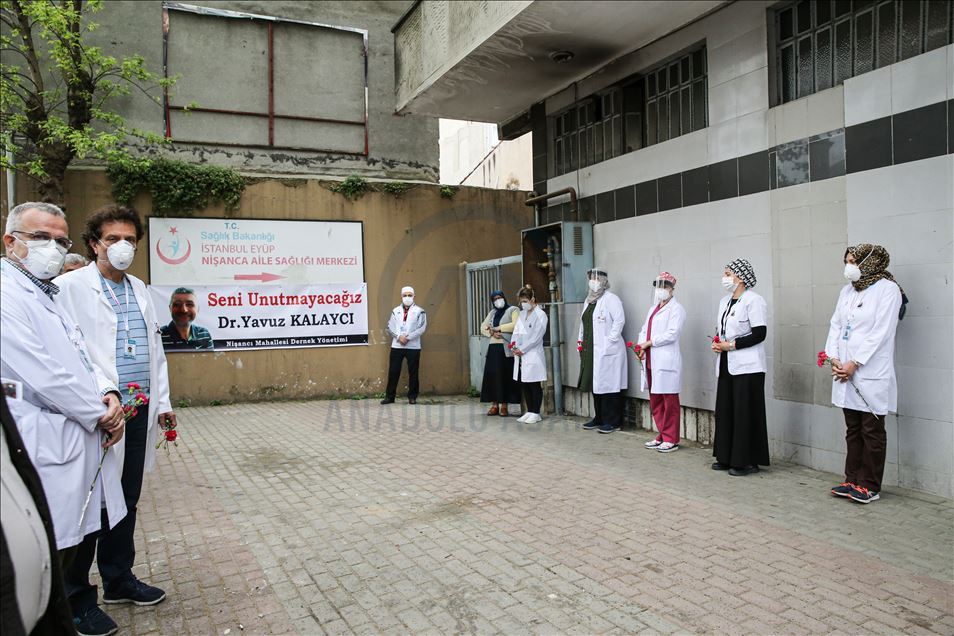 Upacara penghormatan kepada dokter yang tewas akibat Covid-19 di Turki