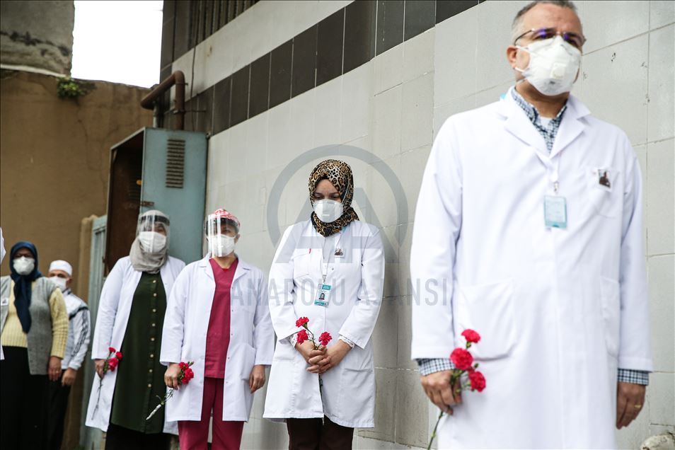 Upacara penghormatan kepada dokter yang tewas akibat Covid-19 di Turki