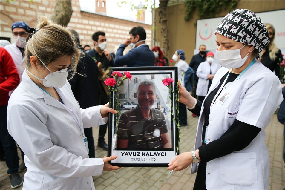 Upacara penghormatan kepada dokter yang tewas akibat Covid-19 di Turki