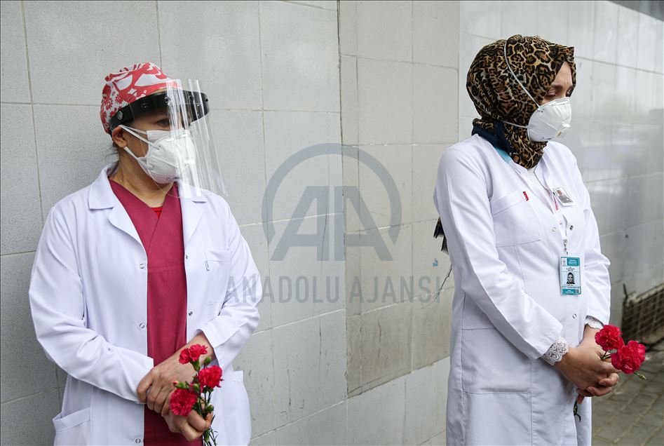 Upacara penghormatan kepada dokter yang tewas akibat Covid-19 di Turki