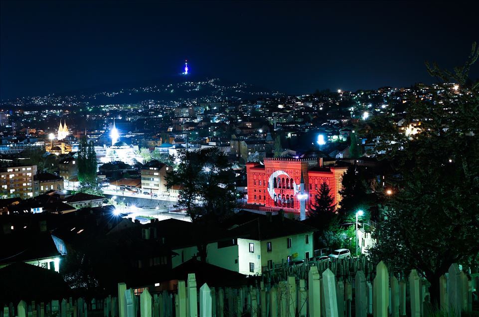 Vijećnica osvijetljena bojama zastave Republike Turske