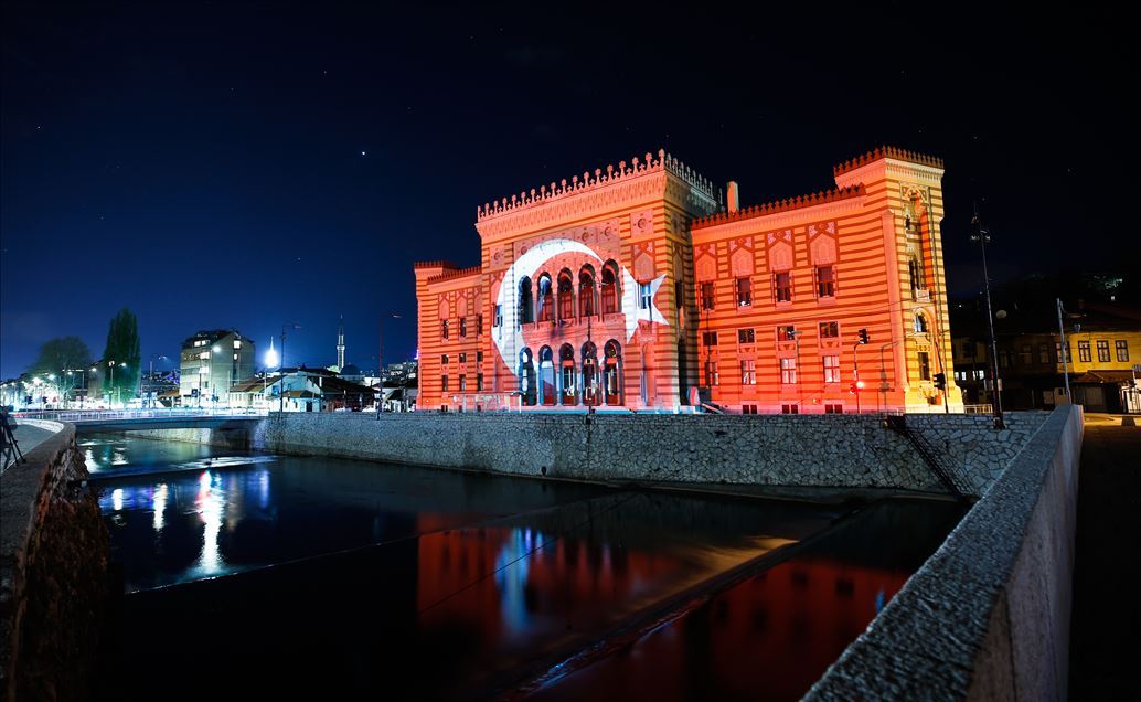 Vijećnica osvijetljena bojama zastave Republike Turske