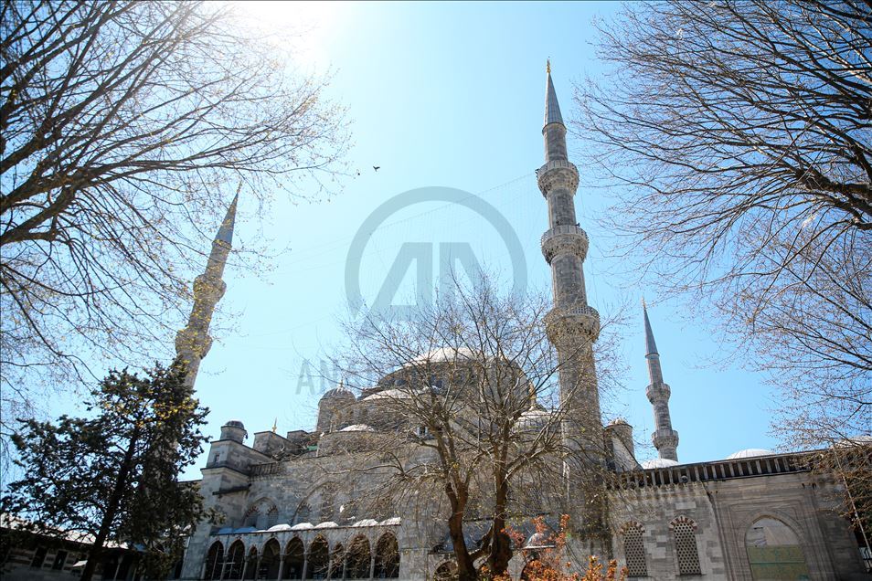 “Mahya”,  une tradition ottomane pour décorer les mosquées d'Istanbul pendant le Ramadan
