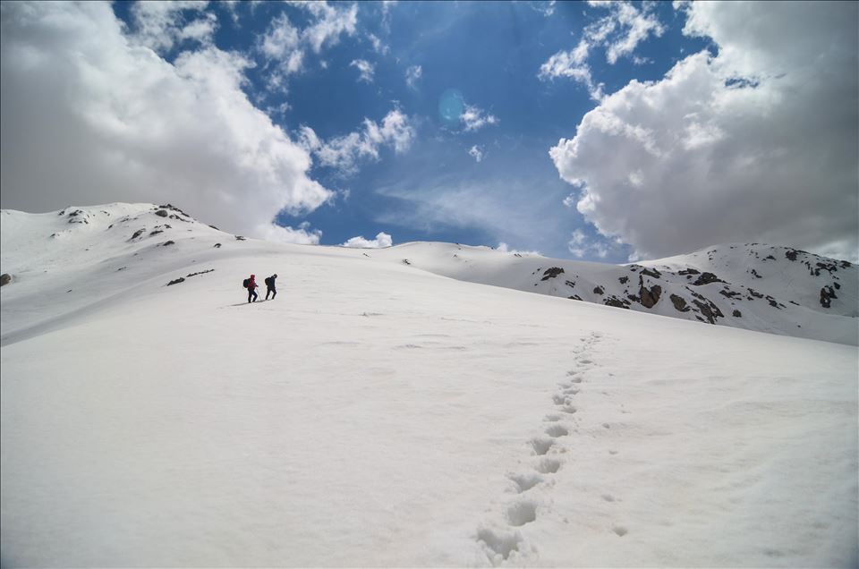 Tunceli'de 2 doğasever 4 metre kara rağmen Mercan Dağları'na tırmanış yaptı