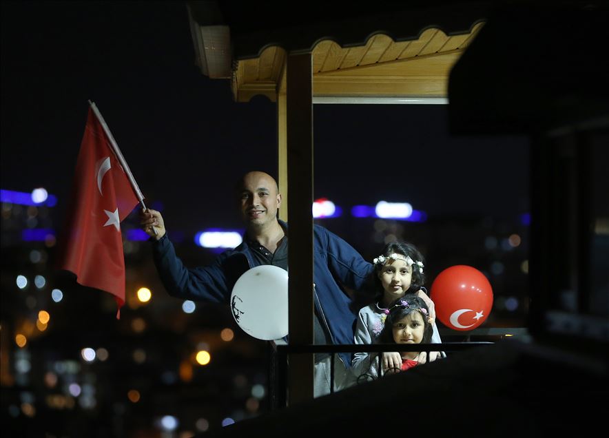 İstanbul'da vatandaşlar 23 Nisan'da İstiklal Marşı'nı balkonlarında okudu