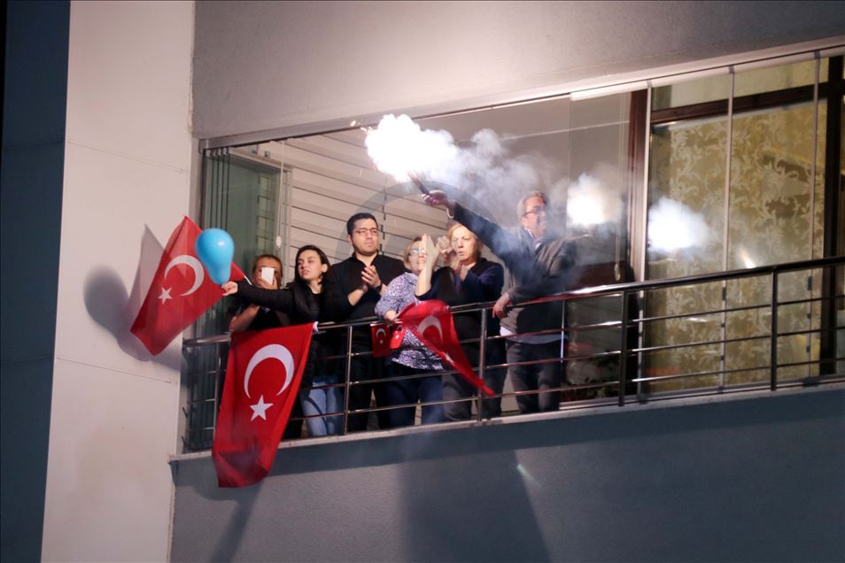 Turqi, qytetarët këndojnë himnin kombëtar nga ballkonet me rastin e 23 Prillit
