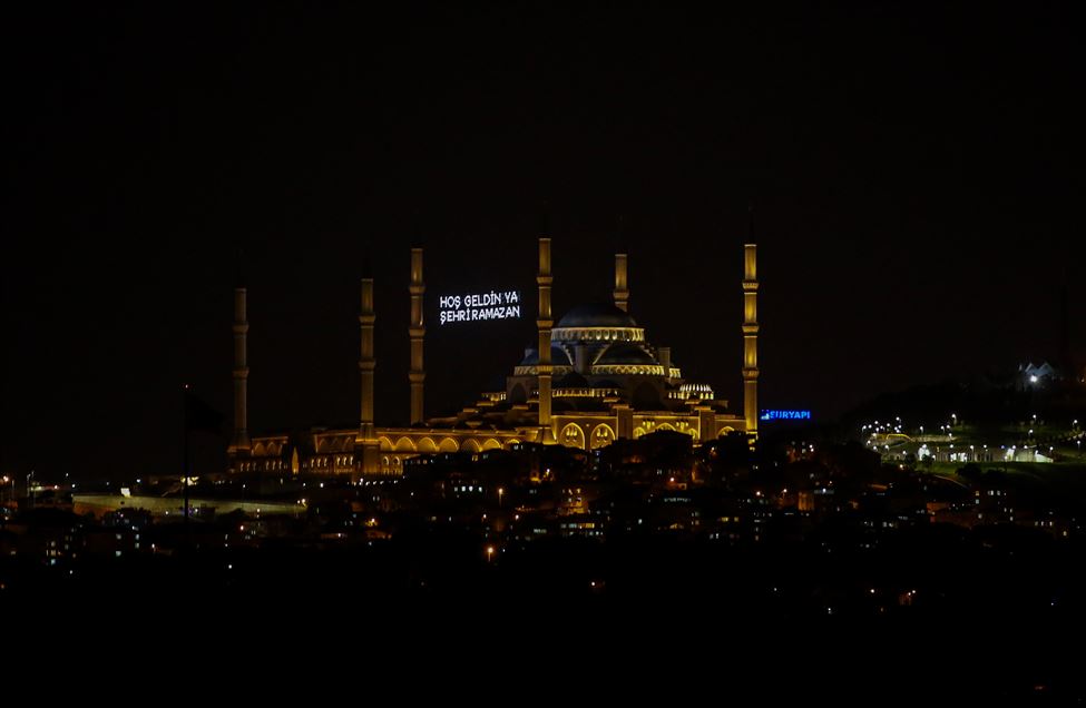 İstanbul'da camilere mahya asıldı