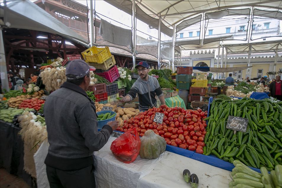 رغم كورونا.. إقبال كثيف بسوق تونسية بأول أيام رمضان