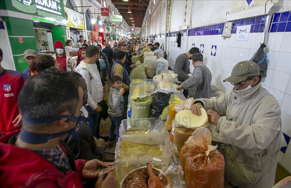 رغم كورونا.. إقبال كثيف بسوق تونسية بأول أيام رمضان