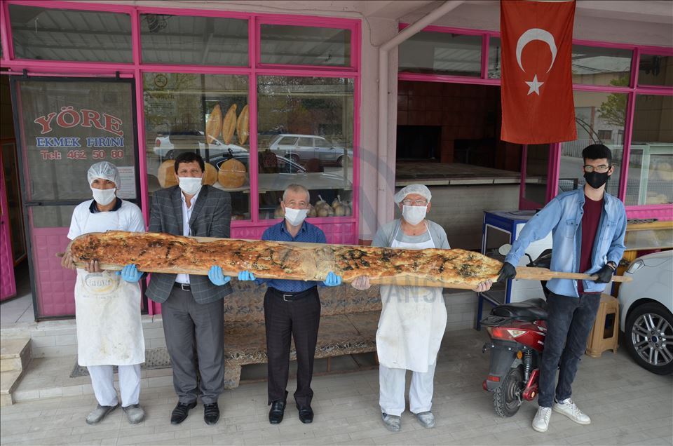 Manisa'da 3,5 metrelik ramazan pidesiyle "evde kal" çağrısı