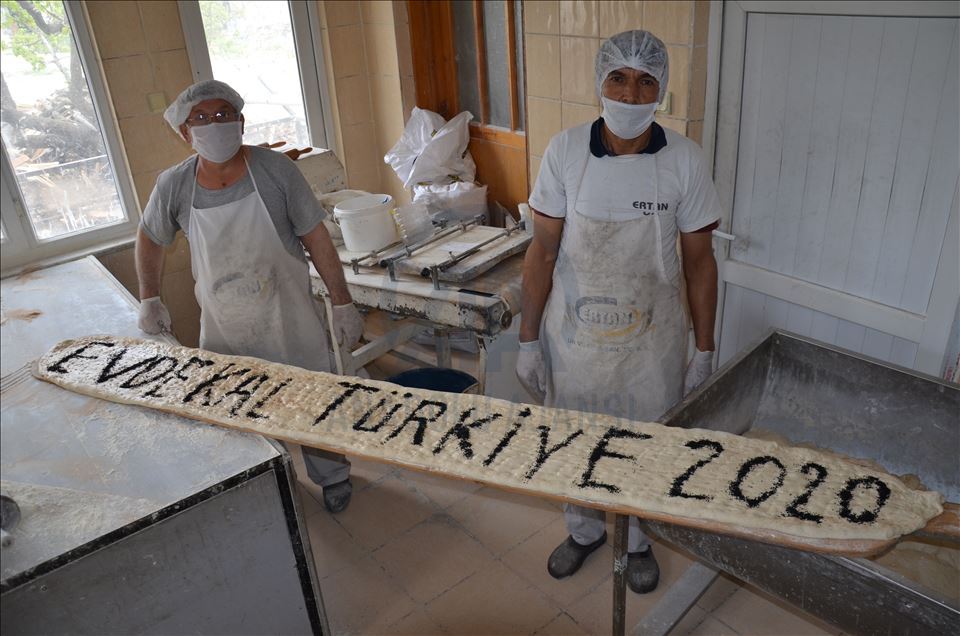 Manisa'da 3,5 metrelik ramazan pidesiyle "evde kal" çağrısı