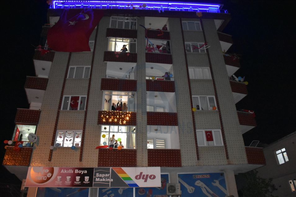 Turqi, qytetarët këndojnë himnin kombëtar nga ballkonet me rastin e 23 Prillit
