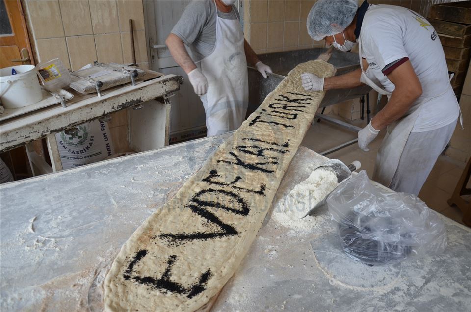 Manisa'da 3,5 metrelik ramazan pidesiyle "evde kal" çağrısı