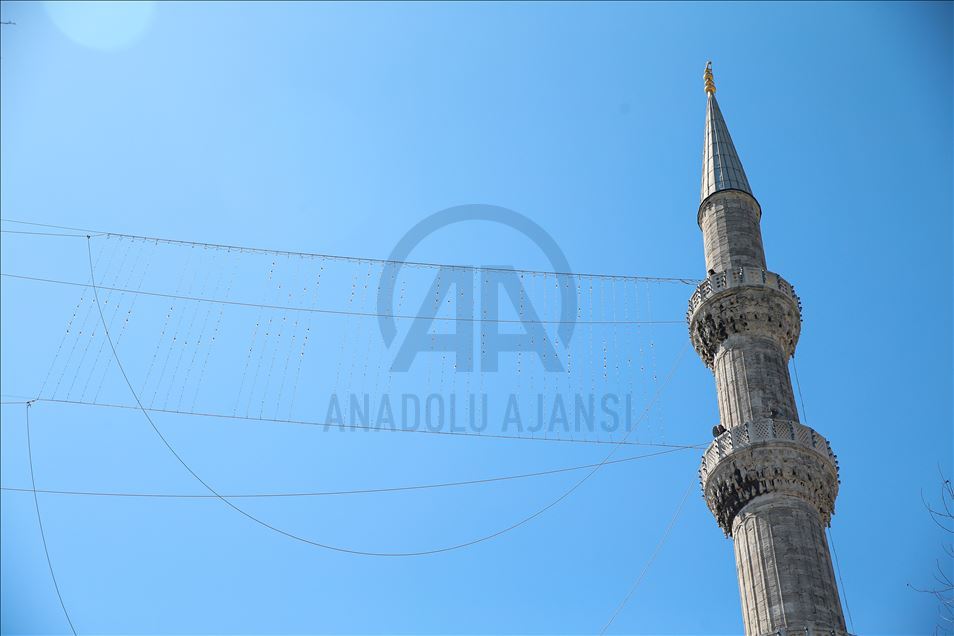 “Mahya”,  une tradition ottomane pour décorer les mosquées d'Istanbul pendant le Ramadan
