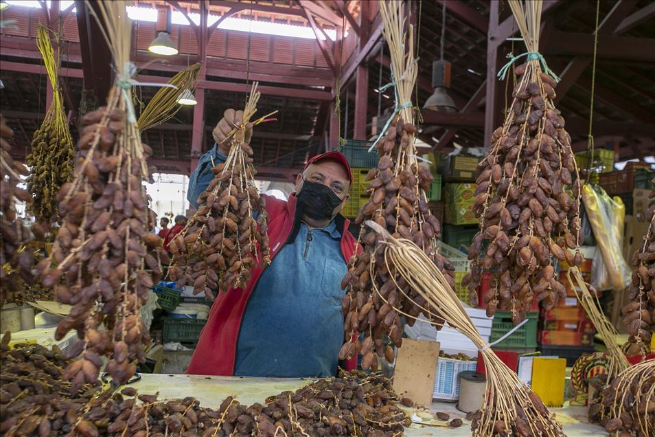 رغم كورونا.. إقبال كثيف بسوق تونسية بأول أيام رمضان