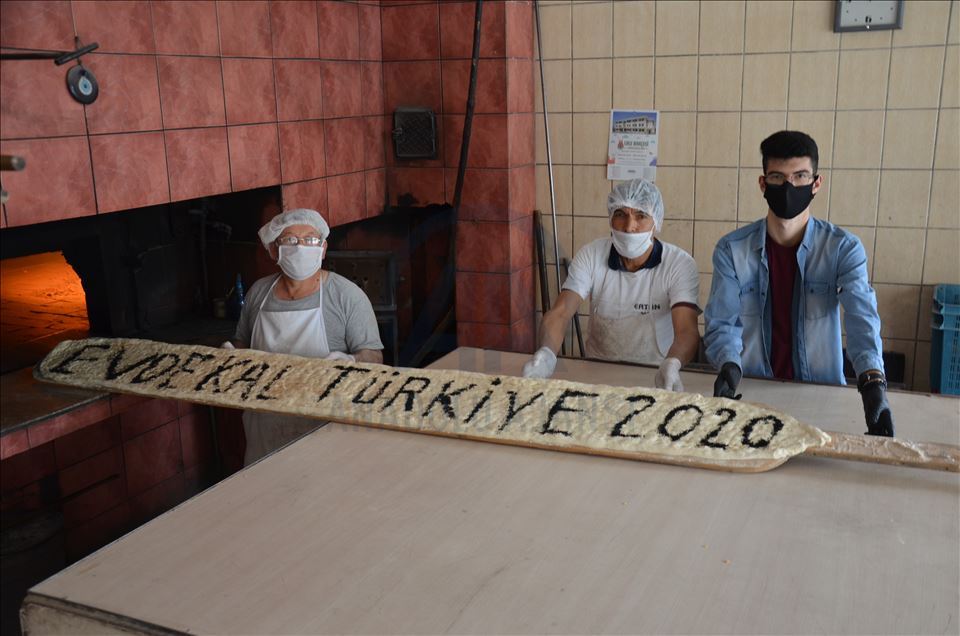 Manisa'da 3,5 metrelik ramazan pidesiyle "evde kal" çağrısı