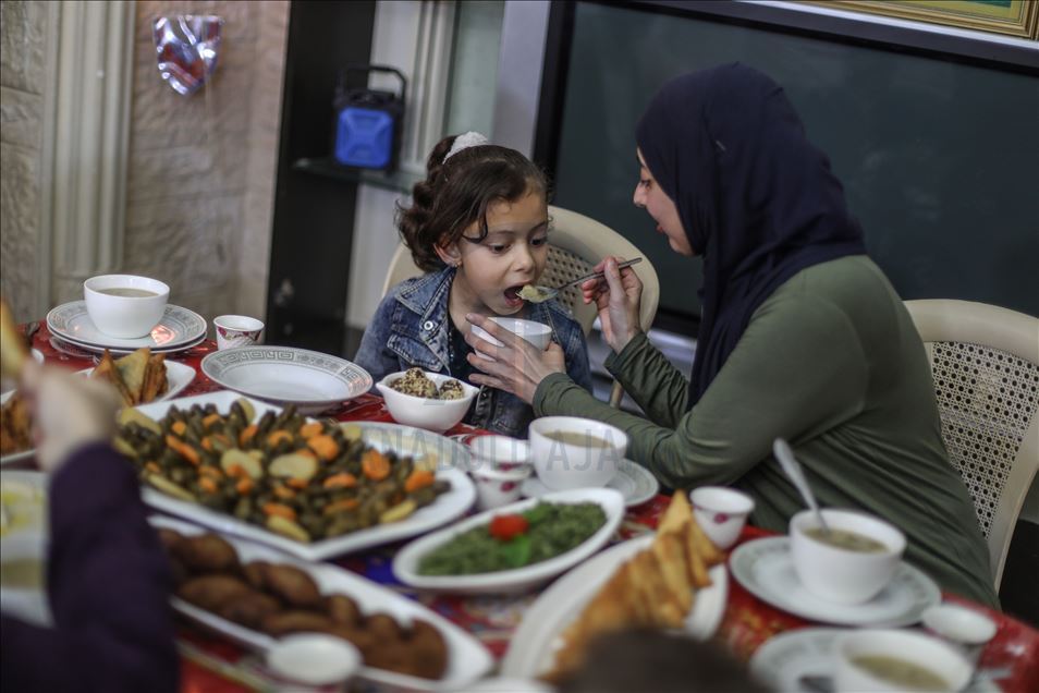 غزة..كورونا يمنع اجتماع عائلة "الدغمة" على مائدة إفطار