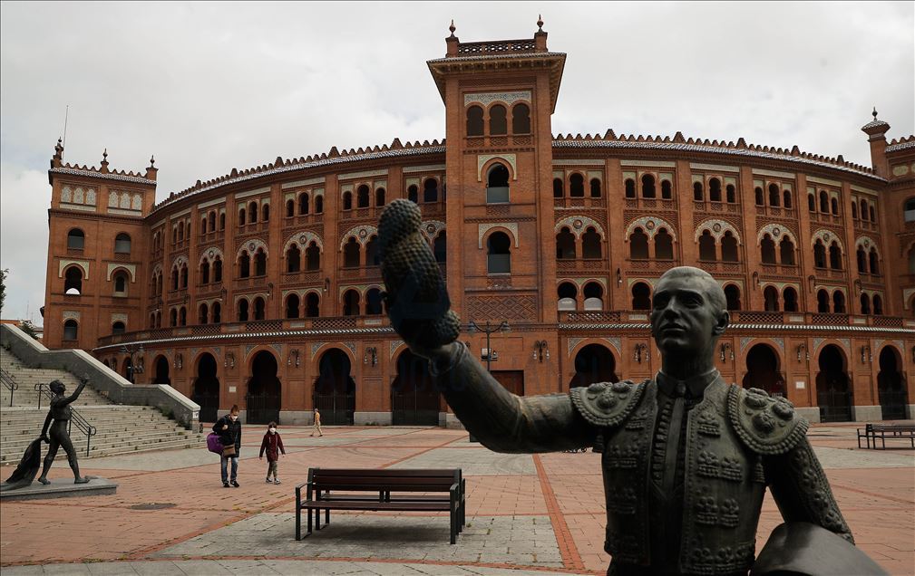 Niños españoles salen a la calle por primera vez desde el 14 de marzo