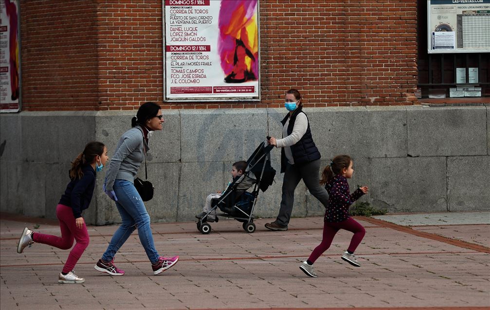 Niños españoles salen a la calle por primera vez desde el 14 de marzo