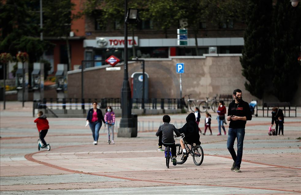 Niños españoles salen a la calle por primera vez desde el 14 de marzo