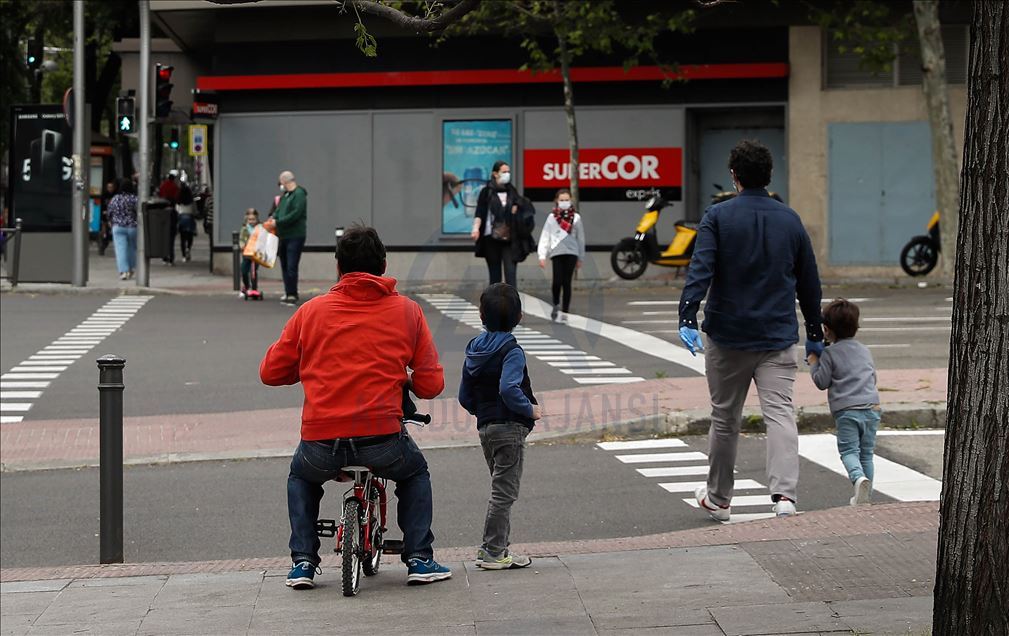 Niños españoles salen a la calle por primera vez desde el 14 de marzo
