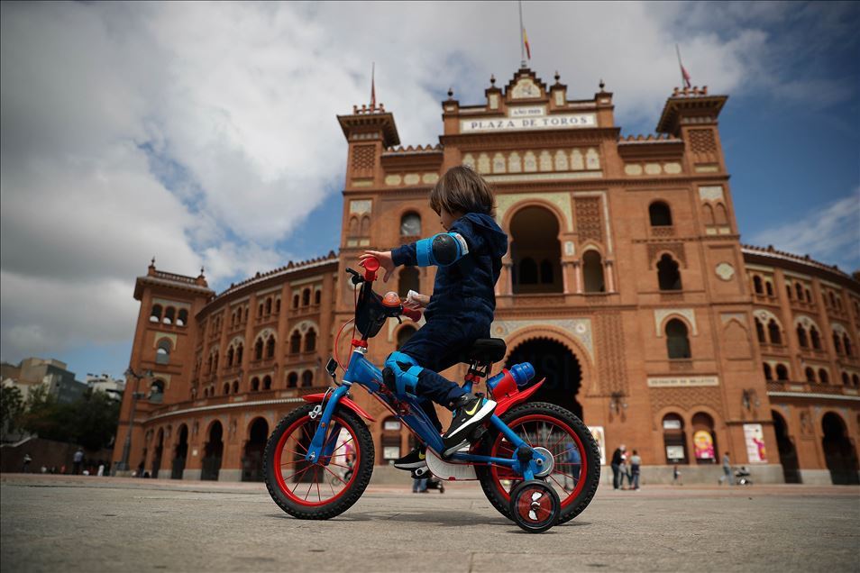 Niños españoles salen a la calle por primera vez desde el 14 de marzo