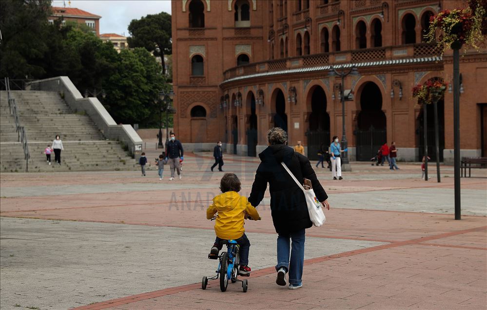 Niños españoles salen a la calle por primera vez desde el 14 de marzo