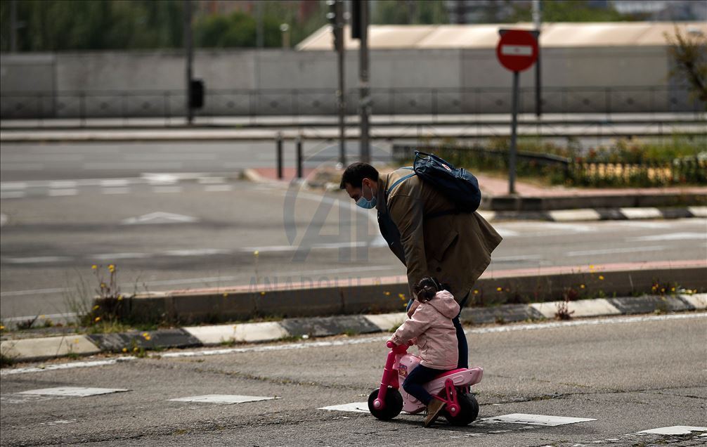 Niños españoles salen a la calle por primera vez desde el 14 de marzo