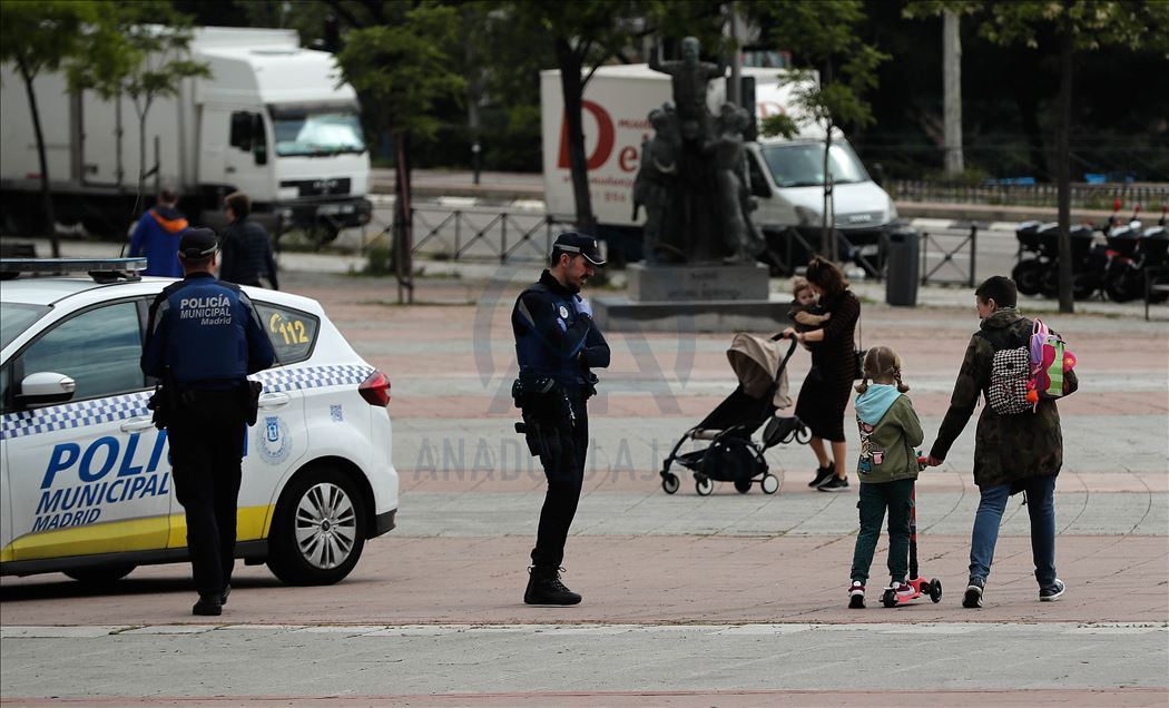 Niños españoles salen a la calle por primera vez desde el 14 de marzo