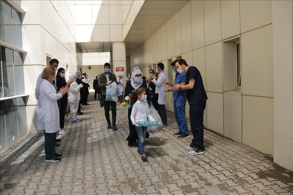 Van'da Kovid-19 tedavisi tamamlanan 7 kişi alkışlarla taburcu edildi