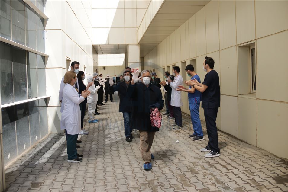 Van'da Kovid-19 tedavisi tamamlanan 7 kişi alkışlarla taburcu edildi