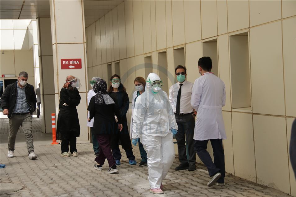 Van'da Kovid-19 tedavisi tamamlanan 7 kişi alkışlarla taburcu edildi