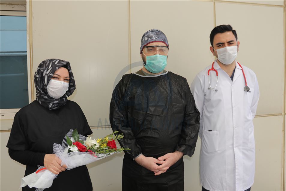 Van'da Kovid-19 tedavisi tamamlanan 7 kişi alkışlarla taburcu edildi