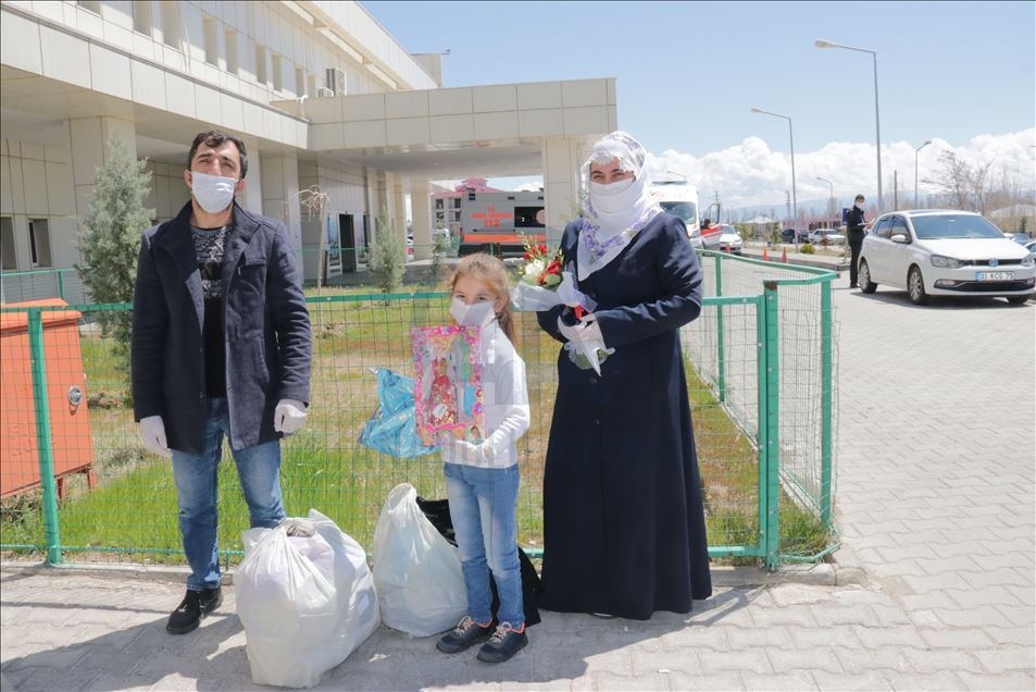 Van'da Kovid-19 tedavisi tamamlanan 7 kişi alkışlarla taburcu edildi