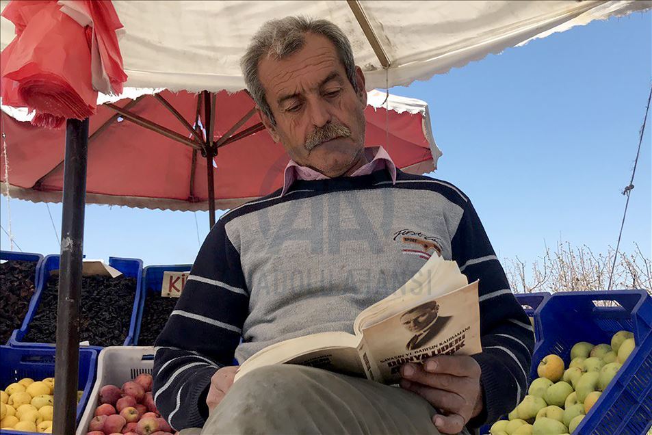 فلاح تركي يقرأ ألف كتابٍ أثناء انتظار الزبائن