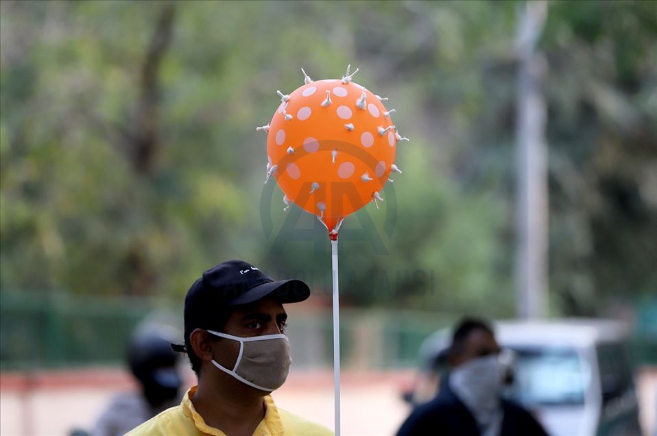 Artista vestido como el dios hindú de la muerte busca generar conciencia sobre el coronavirus