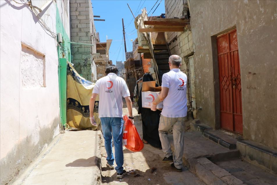 الهلال الأحمر التركي يدشن توزيع سلال غذائية باليمن
